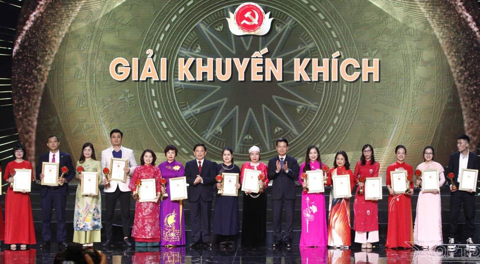 C&aacute;c t&aacute;c giả, nh&oacute;m t&aacute;c giả đoạt giải Khuyến kh&iacute;ch B&uacute;a liềm v&agrave;ng năm 2023.