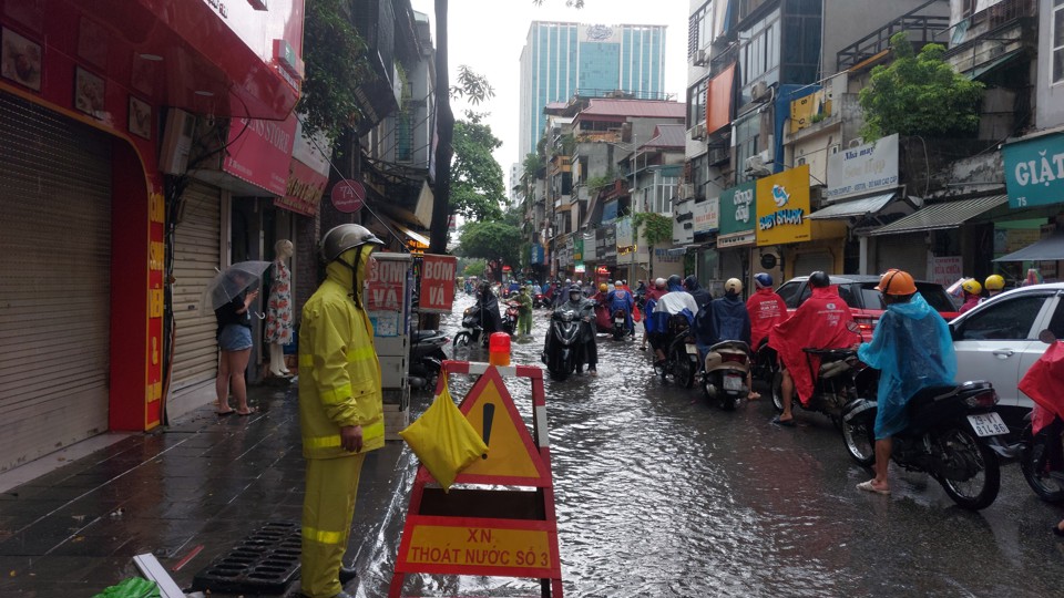 Hà Nội: Công nhân thoát nước đội mưa đẩy nhanh tốc độ tiêu thoát nước - Ảnh 2