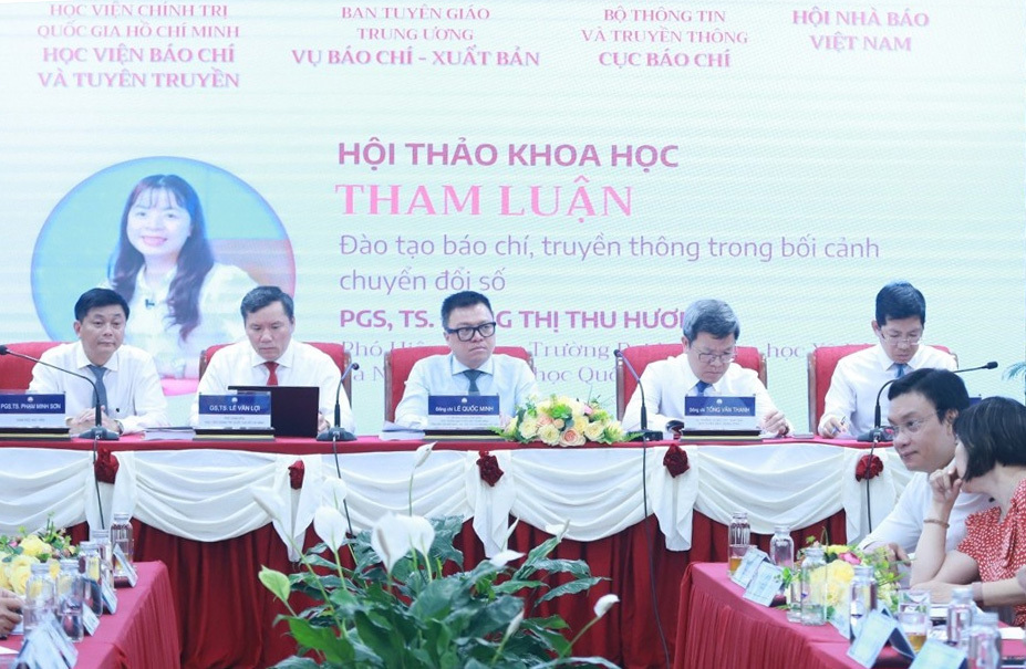 Đo&agrave;n chủ tr&igrave; hội thảo.