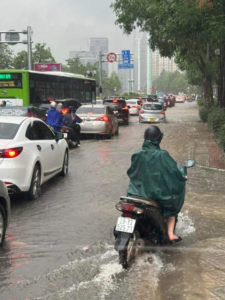 Hà Nội: mưa xối xả, sấm sét đánh dữ dội, cảnh báo ngập lụt, ùn tắc - Ảnh 6