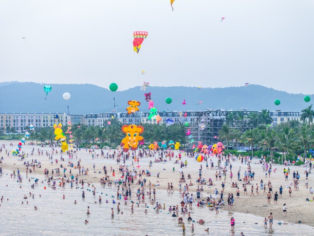 Du kh&aacute;ch đổ về Halong Marina để check-in c&ugrave;ng những chiếc diều khổng lồ bay rợp trời b&ecirc;n vịnh di sản