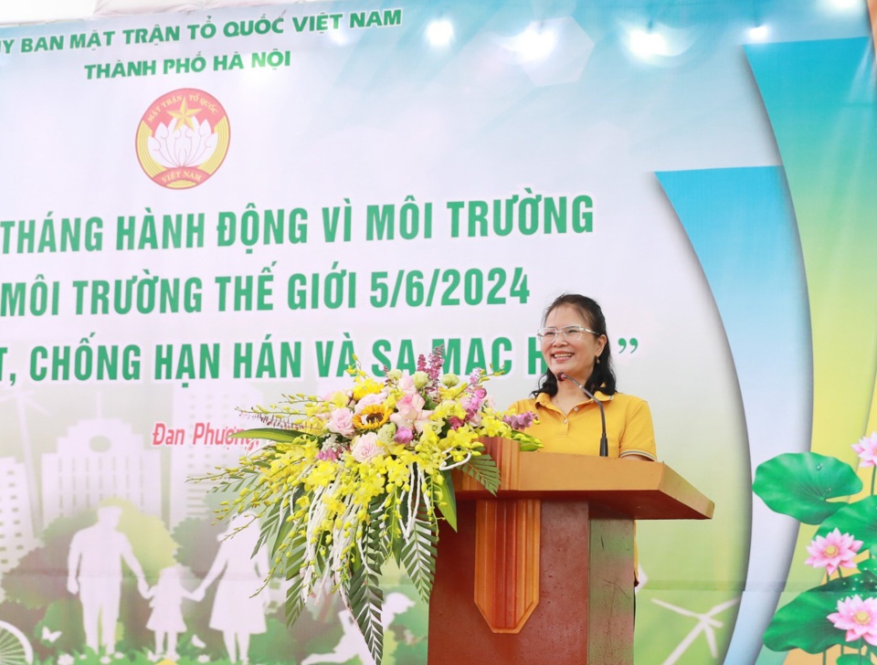 Ph&oacute; Chủ tịch Ủy ban Mặt trận Tổ quốc Việt Nam TP H&agrave; Nội Nguyễn Thị Kim Dung ph&aacute;t biểu tại Lễ m&iacute;t tinh