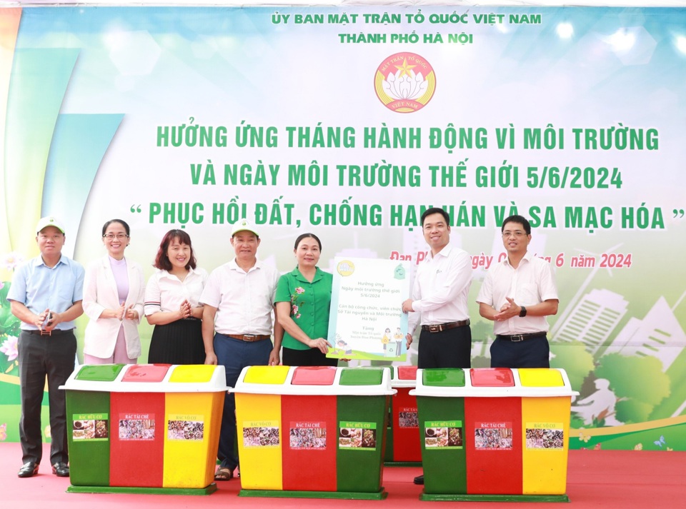 L&atilde;nh đạo Sở TN&amp;MT H&agrave; Nội trao tặng thiết bị, dụng cụ ph&acirc;n loại r&aacute;c thải tại nguồn cho Ủy ban MTTQ Việt Nam huyện Đan Phượng