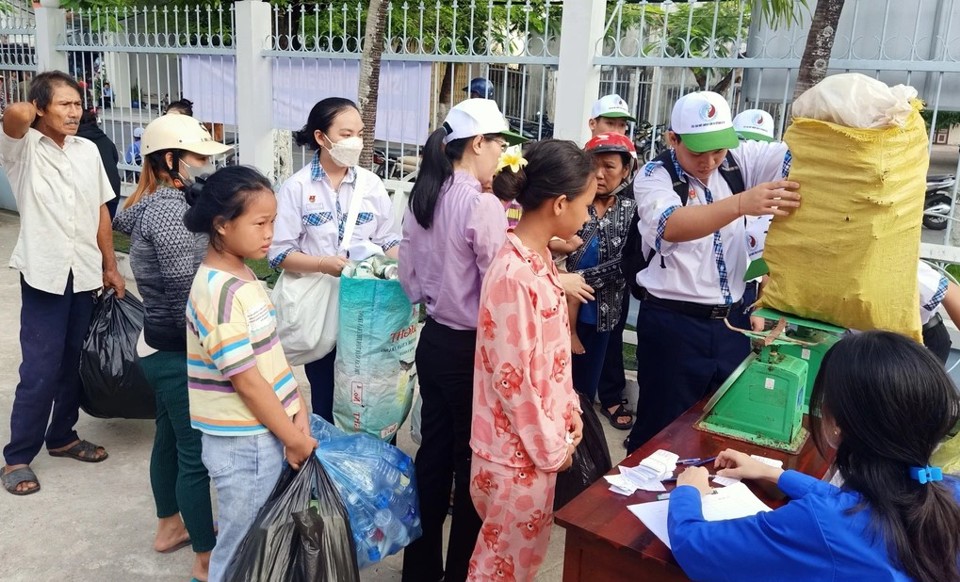 Đ&ocirc;ng đảo người d&acirc;n Bạc Li&ecirc;u hưởng ứng "đổi r&aacute;c lấy gạo", đ&acirc;y l&agrave; hoạt động được địa phương duy tr&igrave; nhiều năm qua (Ảnh: Ho&agrave;ng Nam).