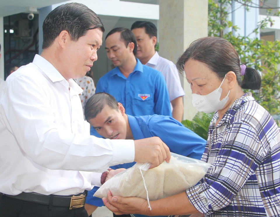 Chủ tịch UBND TP Bạc Li&ecirc;u Trần Minh Hải trao qu&agrave; trong chương tr&igrave;nh "đổi r&aacute;c lấy gạo" ng&agrave;y 5/6/2024 tại phường 3 TP Bạc Li&ecirc;u.