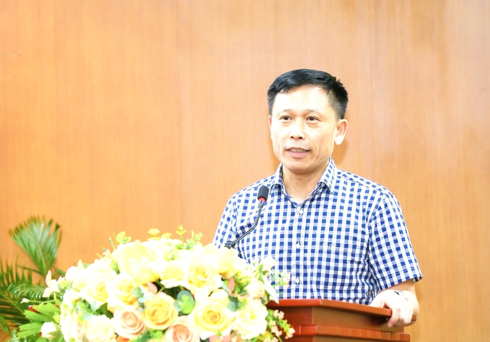 PGS.TS Nguyễn Th&agrave;nh Lợi - Ủy vi&ecirc;n Ban Chấp h&agrave;nh Hội Nh&agrave; b&aacute;o Việt Nam, Tổng Bi&ecirc;n tập B&aacute;o Kinh tế &amp; Đ&ocirc; thị ph&aacute;t biểu tham luận tại hội thảo.