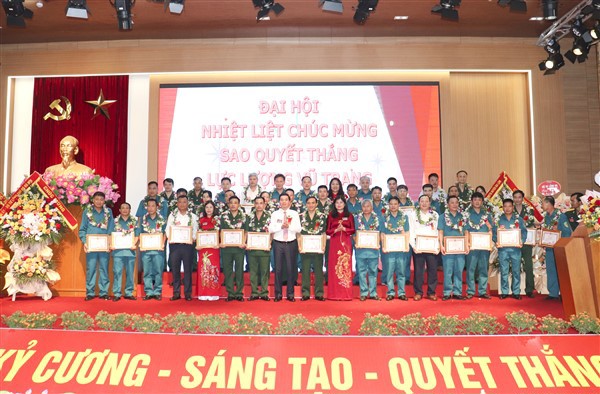 Khen thưởng c&aacute;c tập thể, c&aacute; nh&acirc;n c&oacute; th&agrave;nh t&iacute;ch ti&ecirc;u biểu trong phong tr&agrave;o Thi đua Quyết thắng giai đoạn 2019-2024.