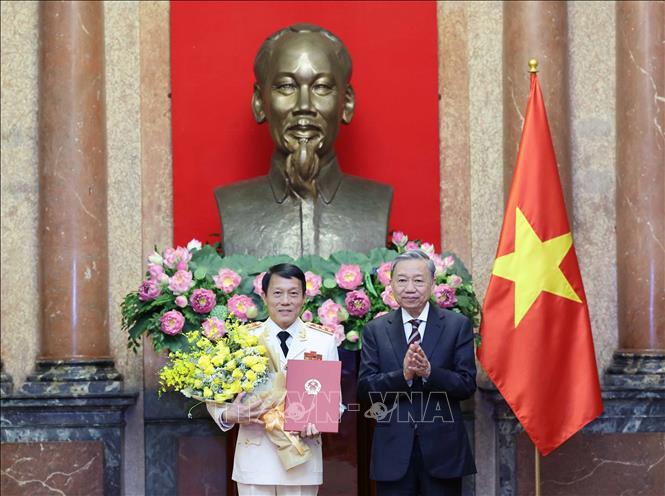 Chủ tịch nước T&ocirc; L&acirc;m trao Quyết định bổ nhiệm cho Thượng tướng Lương Tam Quang, Bộ trưởng Bộ C&ocirc;ng an. Ảnh: Nhan S&aacute;ng/TTXVN