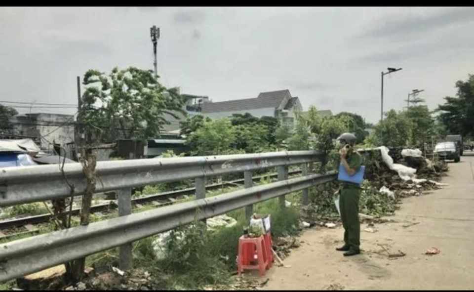 Lực lượng chức năng kiểm tra hiện trường vụ tai nạn giao th&ocirc;ng đường sắt khiến 1 người tử vong tại Đồng Nai