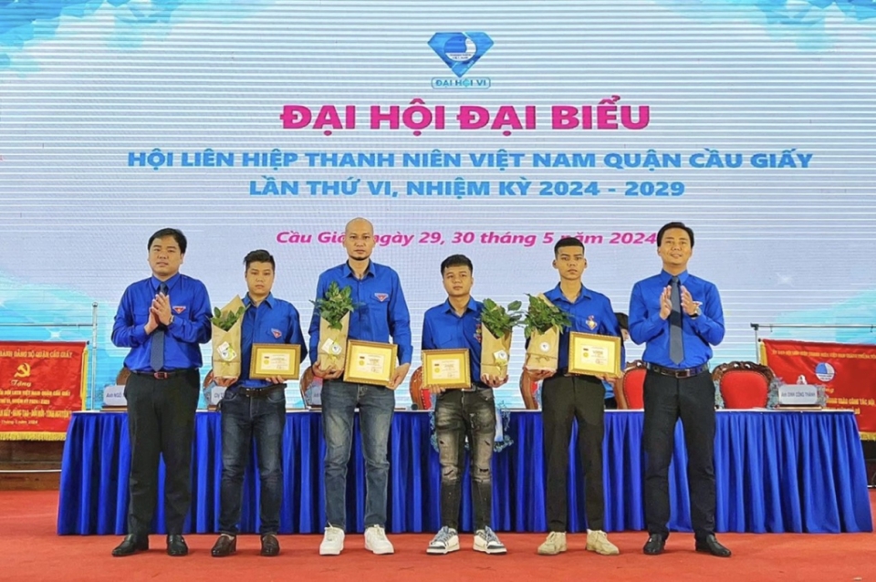 4 thanh ni&ecirc;n Phạm Quốc Luật, Nguyễn Kim Long, Ho&agrave;ng Anh Tuấn, Đồng Văn Tuấn được l&atilde;nh đạo Th&agrave;nh đo&agrave;n H&agrave; Nội tặng Huy hiệu Tuổi trẻ dũng cảm. Ảnh: Ban tổ chức &nbsp;