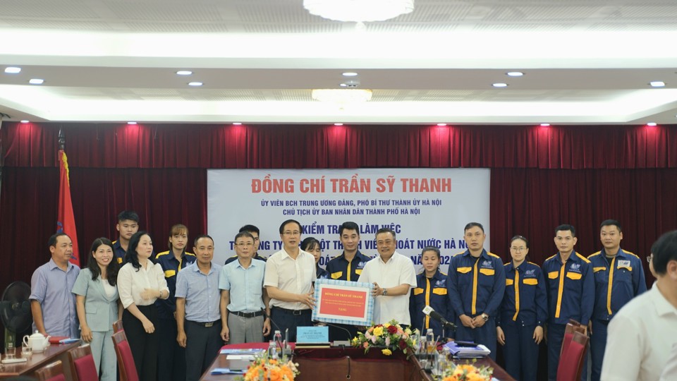 Chủ tịch UBND th&agrave;nh phố H&agrave; Nội Trần Sỹ Thanh trao qu&agrave; cho đại diện l&atilde;nh đạo, nh&acirc;n vi&ecirc;n C&ocirc;ng ty TNHH MTV Tho&aacute;t nước H&agrave; Nội.