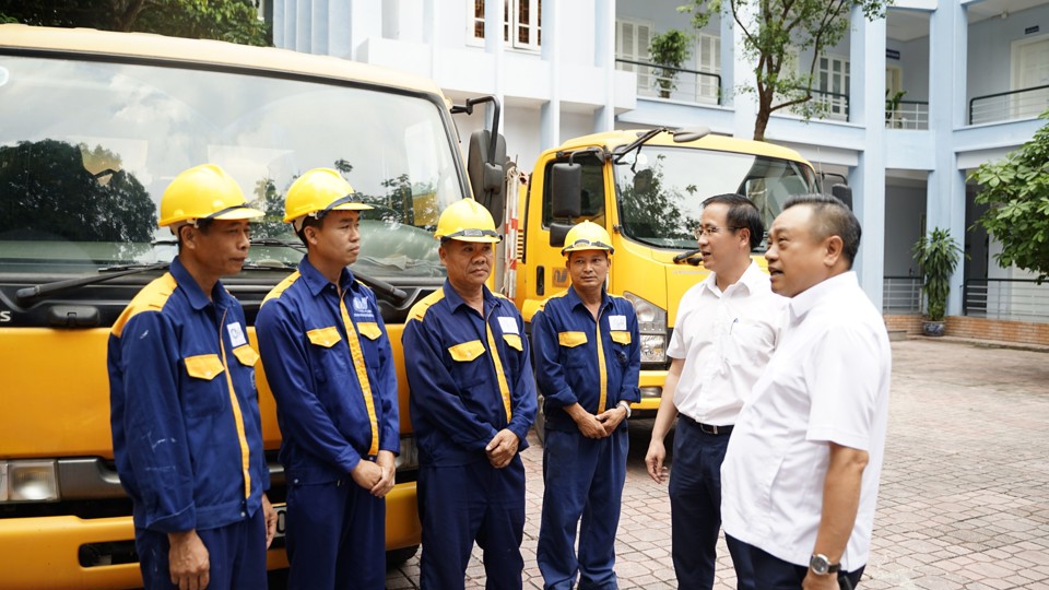 Chủ tịch UBND th&agrave;nh phố H&agrave; Nội Trần Sỹ Thanh thăm hỏi, động vi&ecirc;n c&aacute;c c&ocirc;ng nh&acirc;n tho&aacute;t nước H&agrave; Nội.