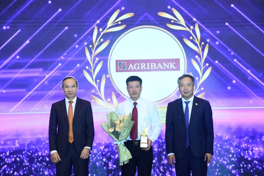 &Ocirc;ng Lương Quốc To&agrave;n, Ph&oacute; Trưởng ban Kh&aacute;ch h&agrave;ng c&aacute; nh&acirc;n - Đai diện Agribank nhận vinh danh Giải ph&aacute;p t&agrave;i ch&iacute;nh c&aacute; nh&acirc;n s&aacute;ng tạo.