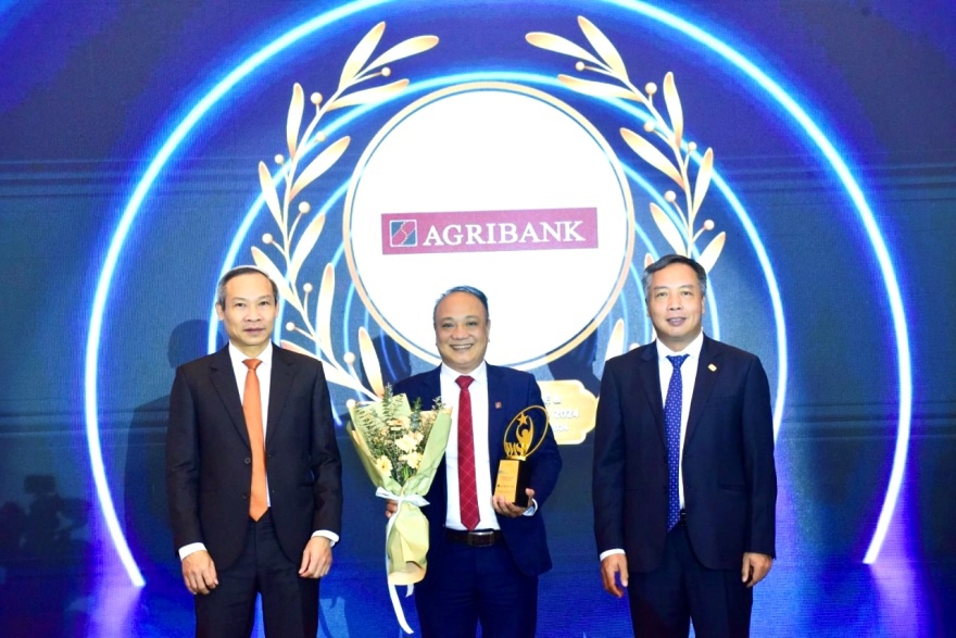 &Ocirc;ng Nguyễn Khắc Trung, Trưởng Ban Ng&acirc;n h&agrave;ng số - Đại diện Agribank nhận vinh danh Sản phẩm c&ocirc;ng nghệ v&agrave; chuyển đổi số ti&ecirc;u biểu.