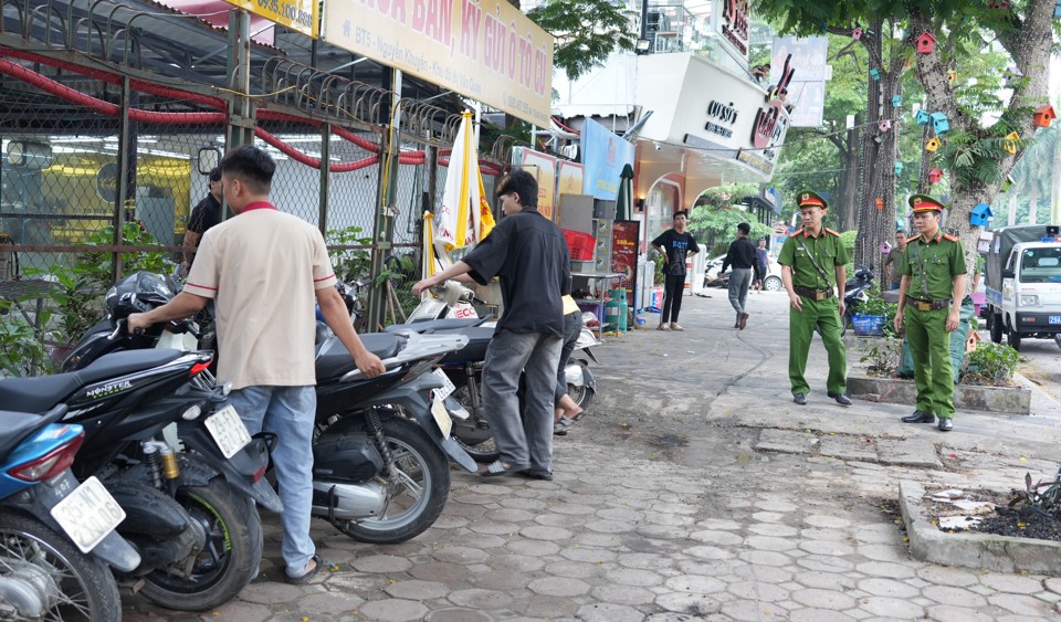 Lực lượng C&ocirc;ng an phường Ph&uacute;c La thường xuy&ecirc;n tuần tra kiểm so&aacute;t y&ecirc;u cầu c&aacute;c hộ kinh doanh để phương tiện đ&uacute;ng nơi quy định.