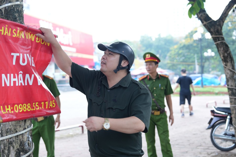 B&oacute;c dỡ c&aacute;c biển bẹt quảng c&aacute;o g&acirc;y mất mỹ quan đ&ocirc; thị tr&ecirc;n phố Nguyễn Khuyến.