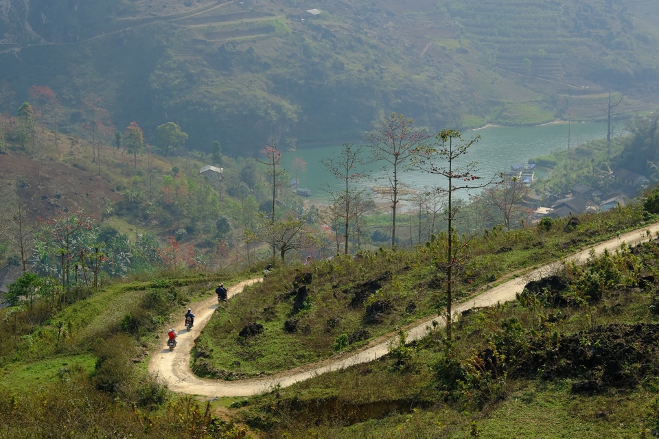 Du khách khám phá cung đường Hà Giang. Ảnh: Phạm Hùng