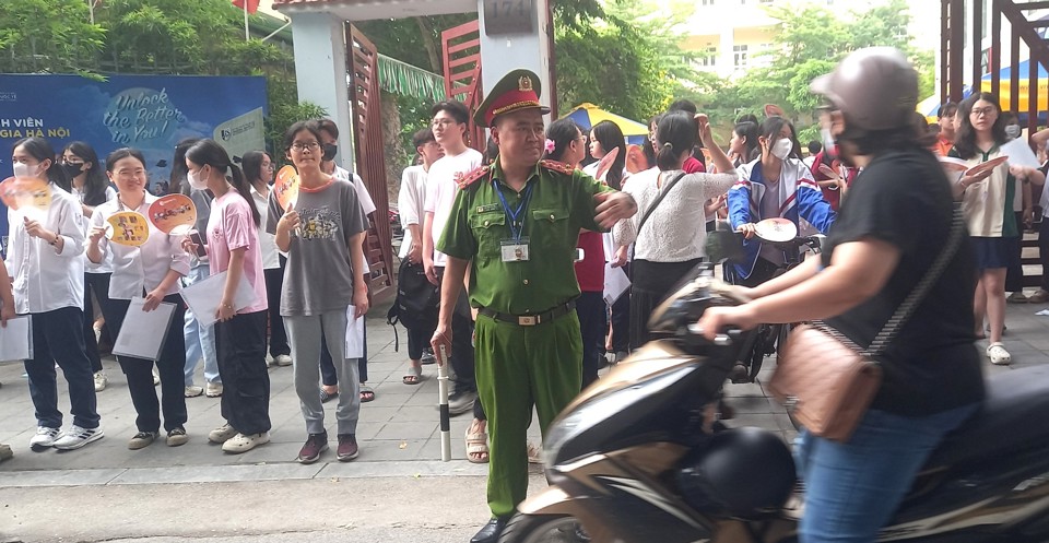 &nbsp; C&ocirc;ng t&aacute;c bảo đảm trật tự đ&ocirc; thị, an to&agrave;n giao th&ocirc;ng cho kỳ thi được phường Quỳnh L&ocirc;i giao Ph&oacute; trưởng C&ocirc;ng an phường phụ tr&aacute;ch, tổ chức ra qu&acirc;n ngay từ s&aacute;ng nay khi c&aacute;c th&iacute; sinh đến l&agrave;m thủ tục dự thi