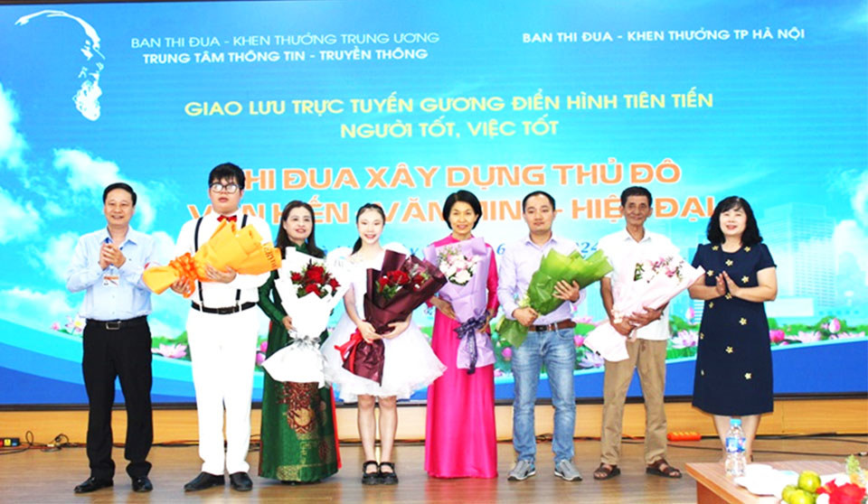 Ph&oacute; trưởng Ban Thi đua - Khen thưởng T.Ư&nbsp;Phạm Đức To&agrave;n tặng hoa ch&uacute;c mừng c&aacute;c điển hinh ti&ecirc;n tiến giao lưu tại chương tr&igrave;nh.