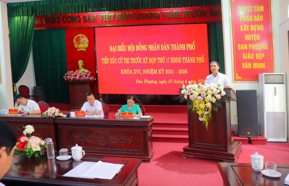 Chủ tịch UBND huyện Đan Phượng Nguyễn Văn Đức tiếp thu v&agrave; trả lời những vấn đề cử tri kiến nghị thuộc thẩm quyền của huyện Đan Phượng.