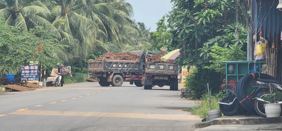 Xe tải chạy từ s&aacute;ng cho đến tối muộn, khiến người d&acirc;n kh&ocirc;ng chỉ phải chịu cảnh &ocirc; nhiễm kh&oacute;i bụi m&agrave; c&ograve;n bị ảnh hưởng bởi tiếng ồn. Ảnh: Vĩnh Qu&acirc;n