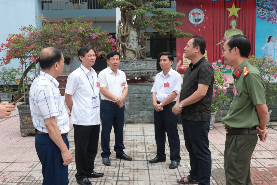 Đoàn ki&ecirc;̉m tra của huyện Mỹ Đức ki&ecirc;̉m tra c&ocirc;ng tác chu&acirc;̉n bị thi tại đi&ecirc;̉m thi trường Trường Tiểu học - THCS Mỹ Đức. Ảnh: Minh Phong