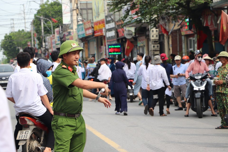 Lực lượng c&ocirc;ng an ph&acirc;n luồng giao th&ocirc;ng tại&nbsp;điểm Trường THPT Ng&ocirc; Quyền, huyện Ba V&igrave;. Ảnh: B&igrave;nh Minh.