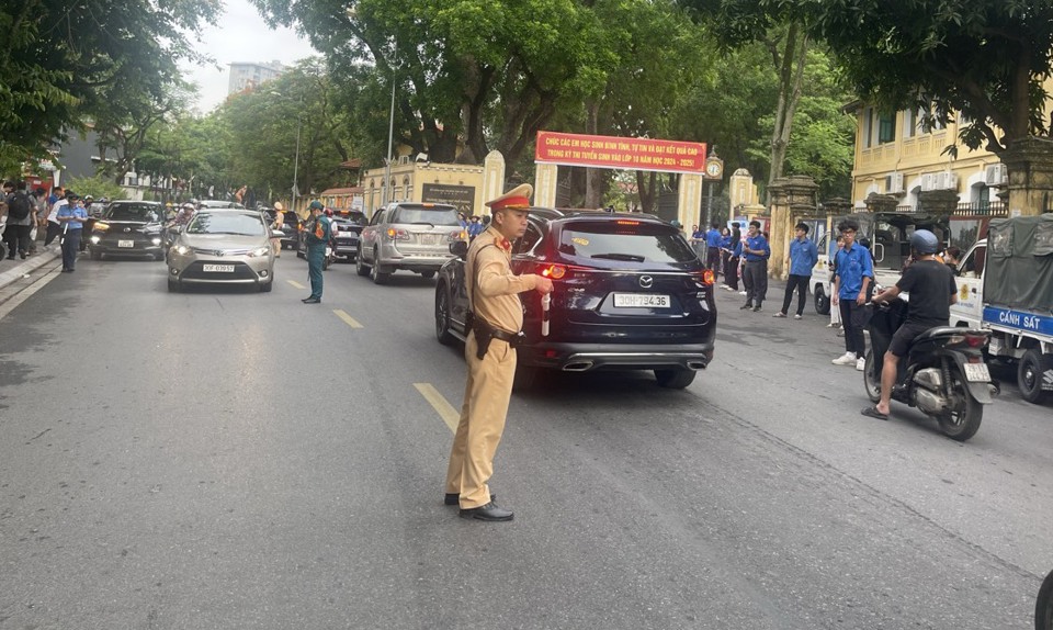 Giao th&ocirc;ng tại c&aacute;c điểm thi tr&ecirc;n địa b&agrave;n quận T&acirc;y Hồ được đảm bảo, kh&ocirc;ng xảy ra &ugrave;n tắc, th&iacute; sinh đến điểm thi thuận lợi.