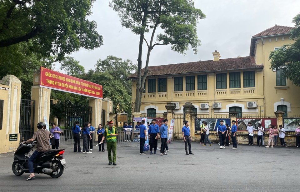 Ngay từ s&aacute;ng sớm, lực lượng chức năng quận T&acirc;y Hồ đ&atilde; c&oacute; mặt tại c&aacute;c điểm thi. Trong ảnh, điểm thi trường THPT Chu Văn An.