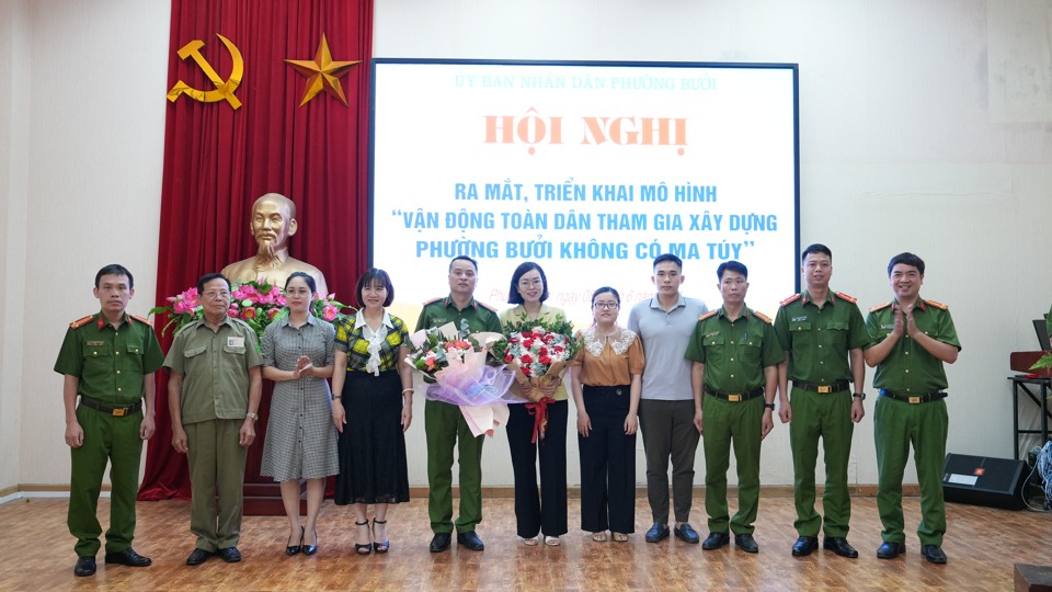 L&atilde;nh đạo C&ocirc;ng an quận T&acirc;y Hồ v&agrave; phường Bưởi tặng hoa ch&uacute;c mừng c&aacute;c th&agrave;nh vi&ecirc;n trong m&ocirc; h&igrave;nh điểm.