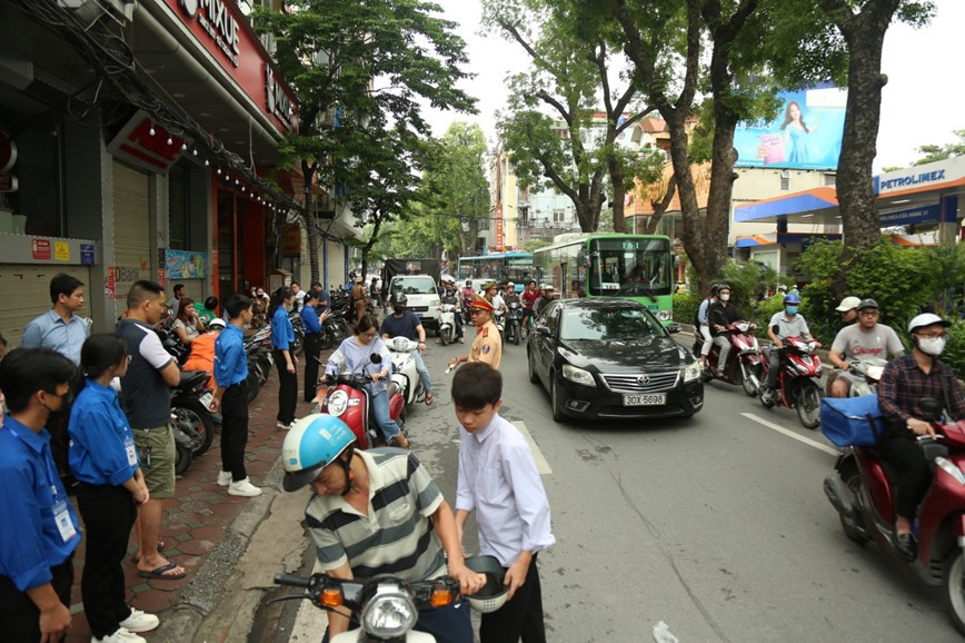 Lực lượng thanh ni&ecirc;n t&igrave;nh nguyện c&oacute; mặt từ sớm hỗ trợ c&aacute;c th&iacute; sinh từ ngo&agrave;i đường.