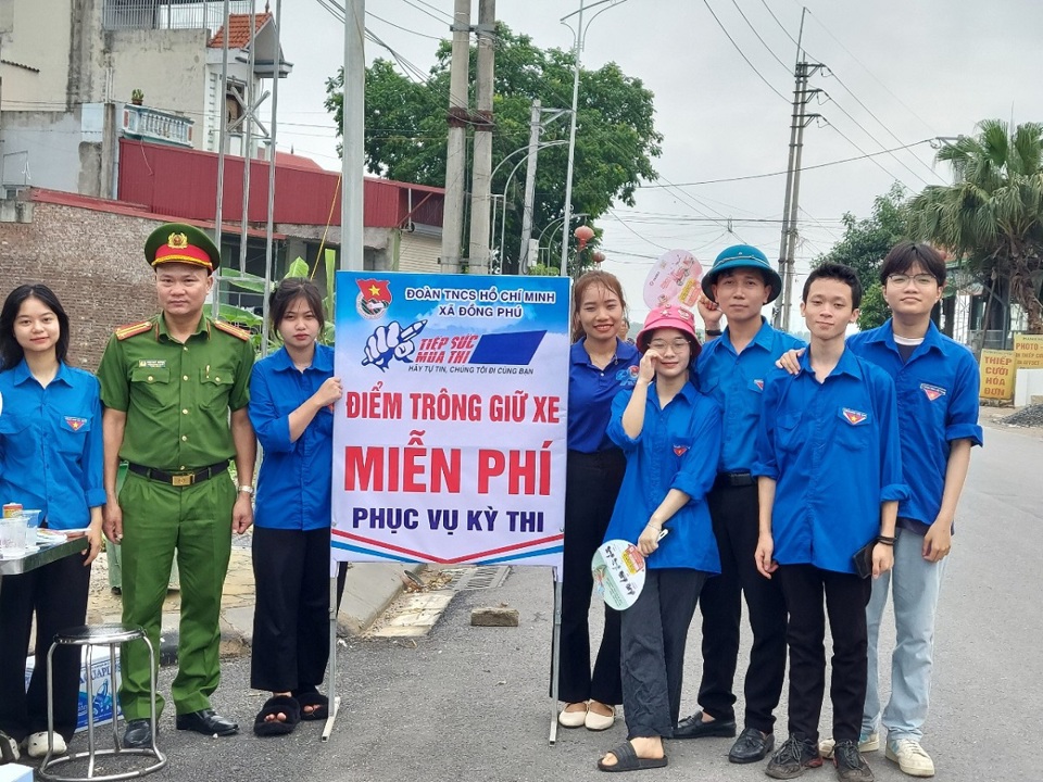 C&ocirc;ng an v&agrave; thanh ni&ecirc;n t&igrave;nh nguyện x&atilde; Đồng Ph&uacute; "s&aacute;t c&aacute;nh" hỗ trợ kỳ thi