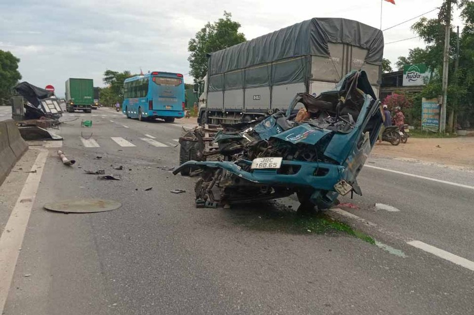 Hiện trường vụ tai nạn tr&ecirc;n Quốc lộ 1 đoạn qua x&atilde; Cẩm Thịnh, huyện Cẩm Xuy&ecirc;n