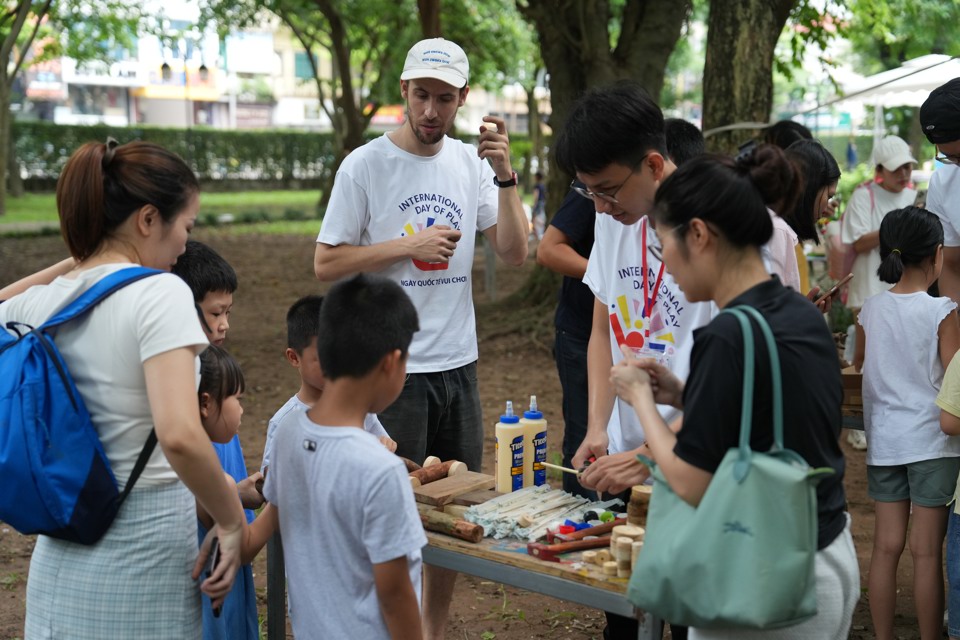 S&acirc;n chơi tại Vườn Gi&aacute;m thu h&uacute;t nhiều em nhỏ tham gia. Ảnh: Lại Tấn