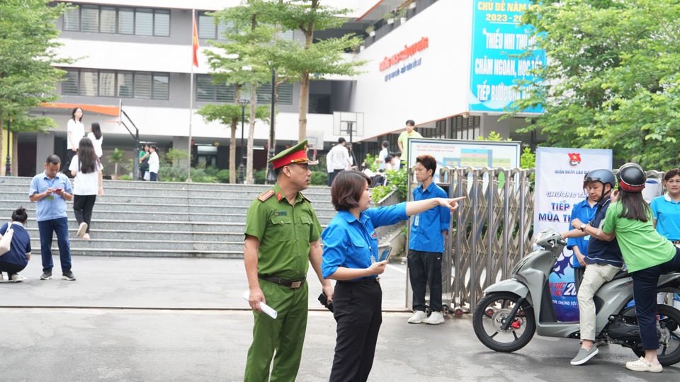 Tại c&aacute;c điểm thi, lực lượng C&ocirc;ng an phường đ&atilde; phối hợp chặt chẽ với l&atilde;nh đạo nh&agrave; trường trong c&ocirc;ng t&aacute;c đảm bảo trật tự trong v&agrave; ngo&agrave;i c&aacute;c điểm thi. Ảnh chụp tại điểm thi trường THCS Trần Duy Hưng.