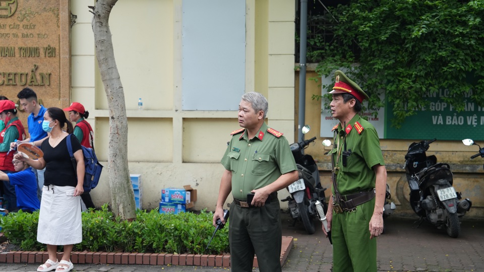 L&atilde;nh đạo C&ocirc;ng an quận Cầu Giấy trực tiếp c&oacute; mặt tại điểm thi trường THCS Nam Trung Y&ecirc;n để chỉ đạo c&ocirc;ng t&aacute;c đảm bảo trật tự, an to&agrave;n giao th&ocirc;ng.