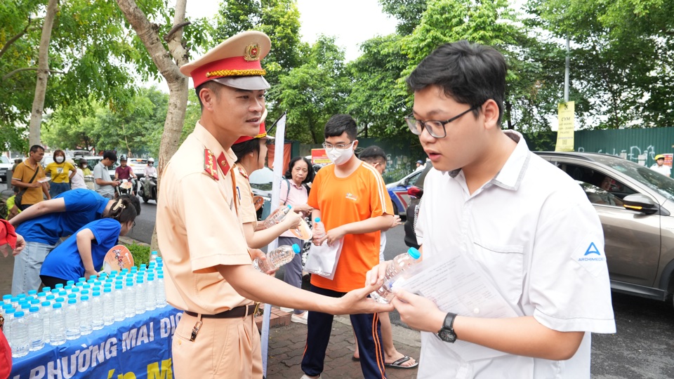 C&ugrave;ng với đ&oacute;, Đội CSGT số 6, Ph&ograve;ng CSGT, C&ocirc;ng an th&agrave;nh phố c&ugrave;ng bố tr&iacute; lực lượng tổ chức ph&acirc;n l&agrave;n giao th&ocirc;ng, tặng nước động vi&ecirc;n c&aacute;c th&iacute; sinh bước v&agrave;o kỳ thi.