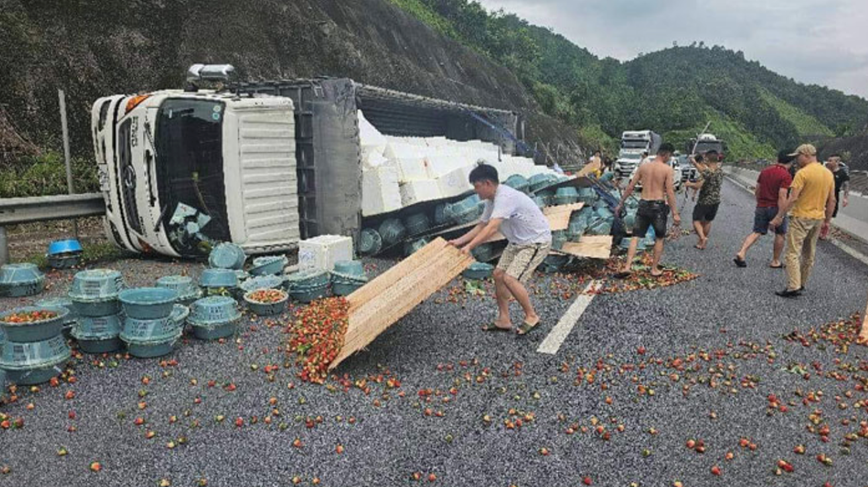 &nbsp;Xe tải chở hoa quả bị lật tr&ecirc;n cao tốc Nội B&agrave;i - L&agrave;o Cai