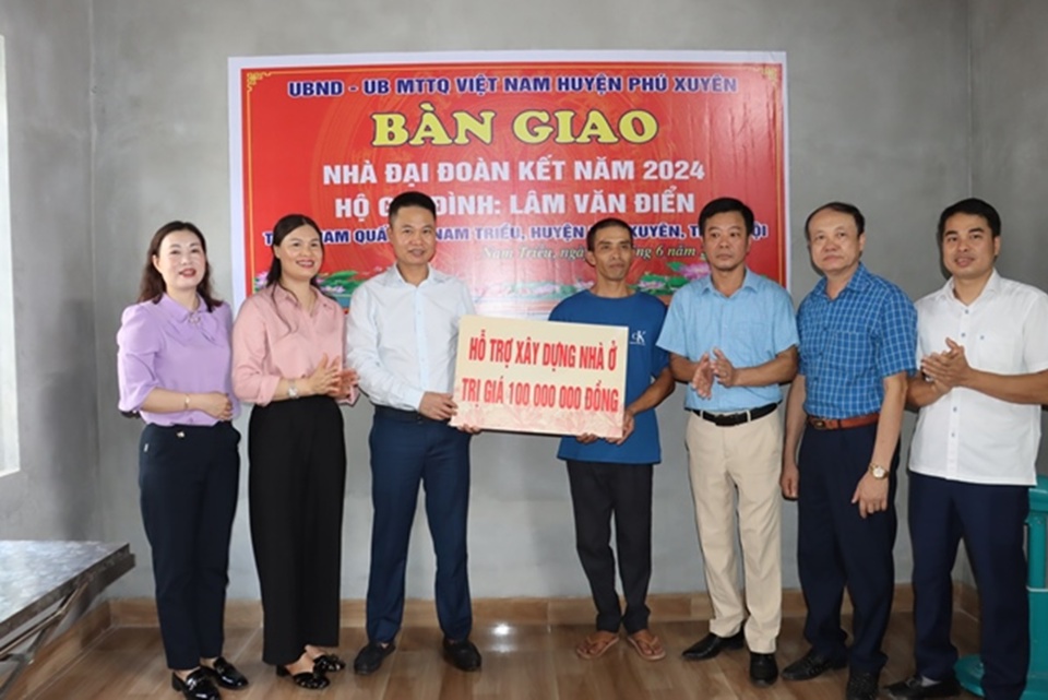 B&iacute; thư Huyện uỷ Ph&uacute; Xuy&ecirc;n Nguyễn Xu&acirc;n Thanh&nbsp; b&agrave;n giao nh&agrave; Đại đo&agrave;n kết cho gia đ&igrave;nh anh L&acirc;m Văn Tuấn,&nbsp;th&ocirc;n Nam Quất, x&atilde; Nam Triều