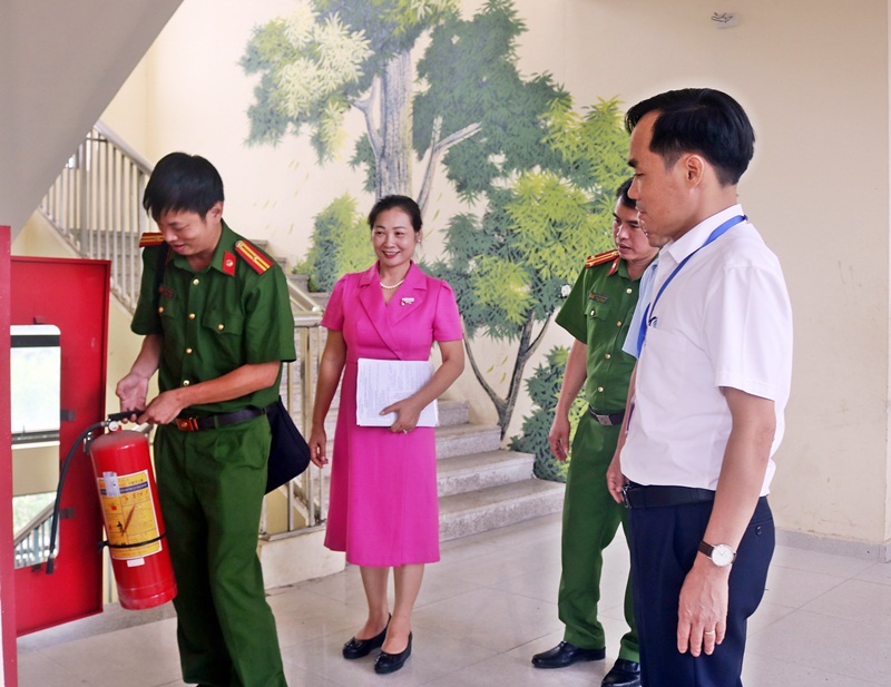 Trước đ&oacute; ng&agrave;nh chức năng v&agrave; C&ocirc;ng an huyện Chương Mỹ đ&atilde; kiểm tra rất kỹ lưỡng c&ocirc;ng t&aacute;c an to&agrave;n cho kỳ thi.

Trong l&uacute;c chờ th&iacute; sinh - nhiều người c&ograve;n tranh thủ ngả lưng tại nh&agrave; chờ xe bu&yacute;t