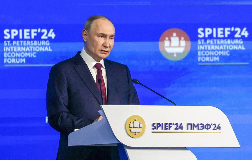 Tổng thống Vladimir Putin&nbsp; tham dự phi&ecirc;n hỏi đ&aacute;p tại Diễn đ&agrave;n Kinh tế Quốc tế St. Petersburg (SPIEF) h&ocirc;m 7/6. Ảnh: Tass