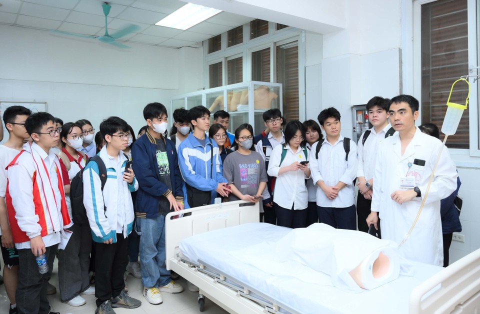 Sinh viên Trường ĐH Y Hà Nội trong giờ thực hành (Ảnh: FBNT)