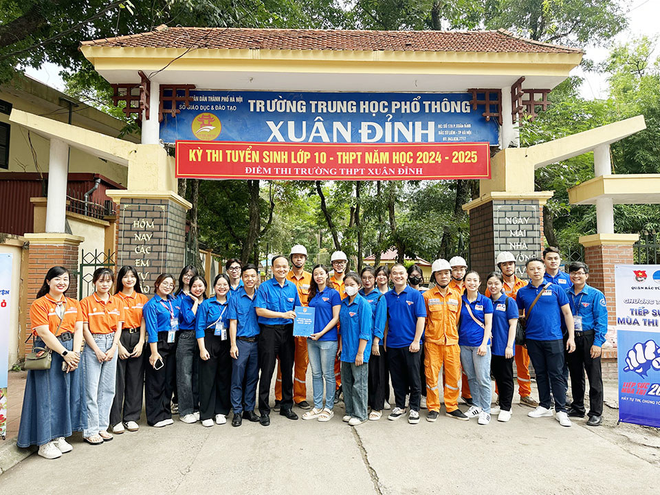 B&iacute; thư Quận đo&agrave;n Bắc Từ Li&ecirc;m Nguyễn Đức Ngọc c&ugrave;ng c&aacute;c t&igrave;nh nguyện vi&ecirc;n tại điểm thi Trường THPT Xu&acirc;n Đỉnh.