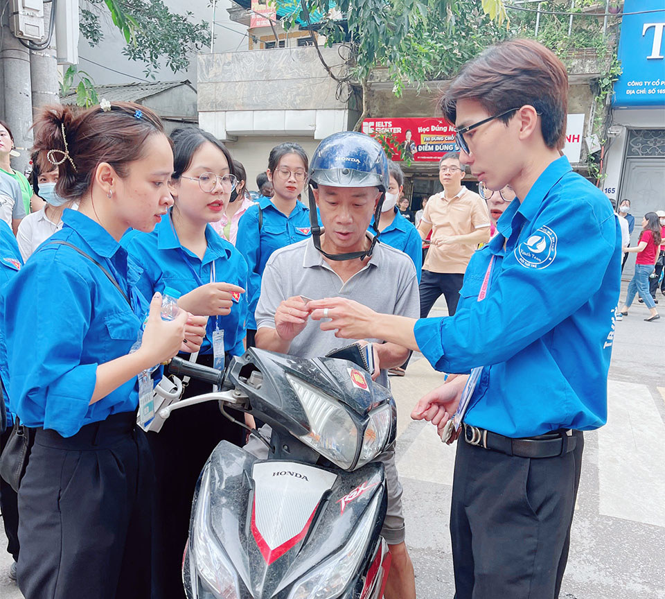 Thanh ni&ecirc;n t&igrave;nh nguyện hỗ trợ người nh&agrave; th&iacute; sinh.