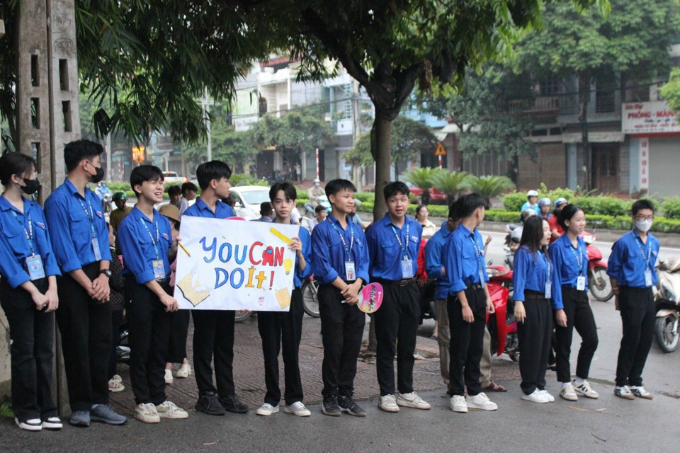 Trong Kỳ thi v&agrave;o 10 THPT năm nay, Th&agrave;nh đo&agrave;n - Hội Sinh vi&ecirc;n TP đ&atilde; huy động hơn 4 ngh&igrave;n thanh ni&ecirc;n tham gia "Tiếp sức m&ugrave;a thi"