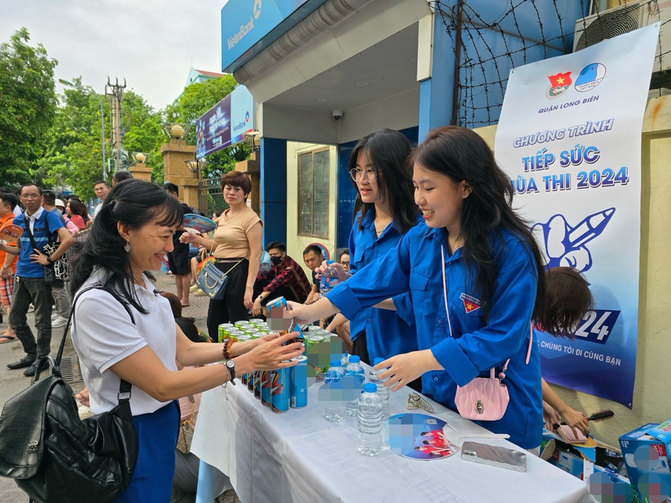 Thanh ni&ecirc;n t&igrave;nh nguyện Thủ đ&ocirc; tiếp sức tại điểm thi Trường THPT Nguyễn Gia Thiều, quận Long Bi&ecirc;n