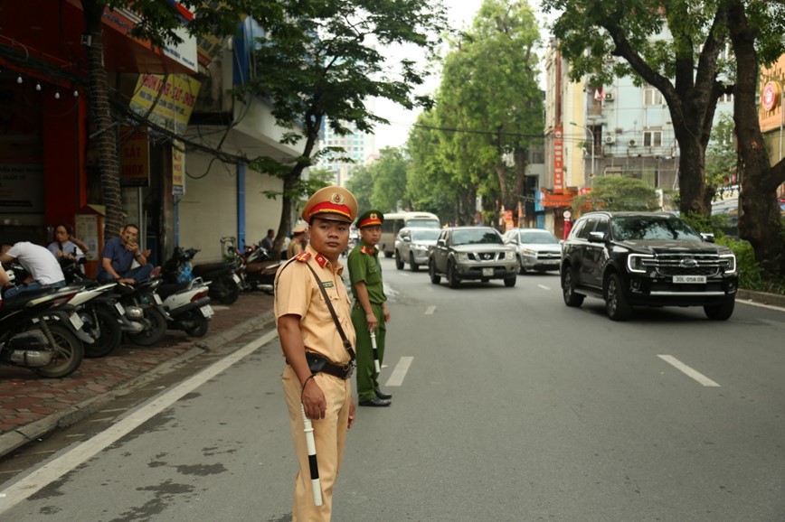 Lực lượng chức năng tiến h&agrave;nh ph&acirc;n luồng từ xa, đảm bảo c&aacute;c th&iacute; sinh đến trường thi được thuận lợi.