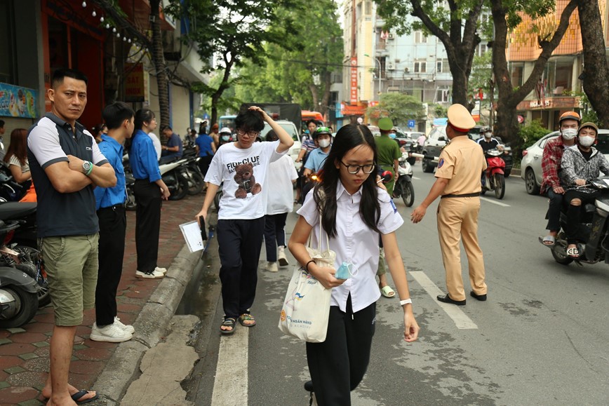 Trong ng&agrave;y đầu ti&ecirc;n hơn 100.000 th&iacute; sinh ở H&agrave; Nội bước v&agrave;o kỳ thi l&ecirc;n lớp 10, giao th&ocirc;ng diễn ra th&ocirc;ng tho&aacute;ng, thuận lợi v&agrave; an to&agrave;n.