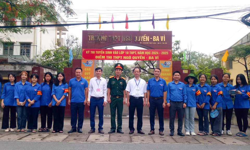 Đo&agrave;n kiểm tra do&nbsp;Ph&oacute; Chủ tịch UBND huyện Ba V&igrave; Nguyễn Đức Anh c&oacute; mặt tại điểm thi Trường THPT Ng&ocirc; Quyền - Ba V&igrave;.