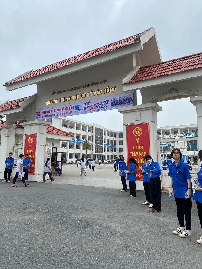 B&iacute; thư Huyện đo&agrave;n Đ&ocirc;ng Anh L&ecirc; Thế Chuy&ecirc;n cho biết, được sự chỉ đạo của UBND huyện, Huyện đo&agrave;n đ&atilde; chỉ đạo c&aacute;c cơ sở đo&agrave;n trực thuộc đồng loạt ra qu&acirc;n phối hợp với C&ocirc;ng an huyện, Đội thanh tra Giao th&ocirc;ng Vận tải huyện x&acirc;y dựng phương &aacute;n ph&acirc;n luồng giao th&ocirc;ng khu vực ngo&agrave;i c&aacute;c điểm thi.